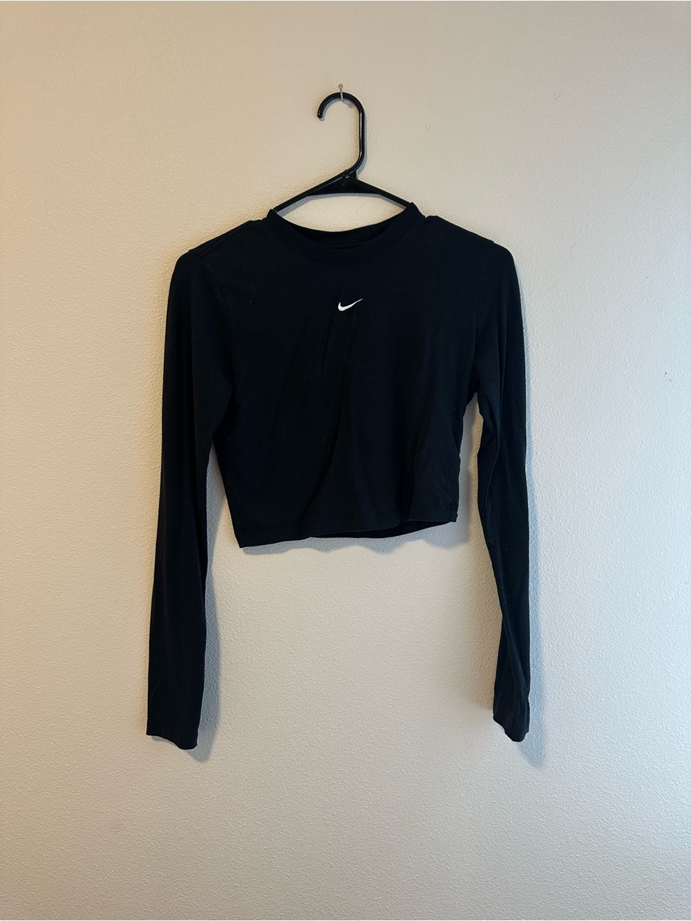 Nike Women's Black Long-Sleeve Cropped Top